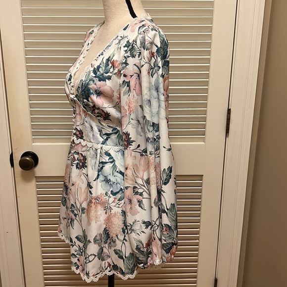 142. Luxxel No Love Lost Floral, Crochet Romper with Pockets, Size Large, NWT - Picture 12 of 17